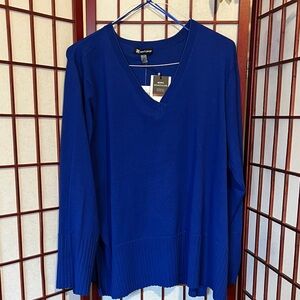 Cable and Gauge Women's V-Neck Sweater in Royal Blue